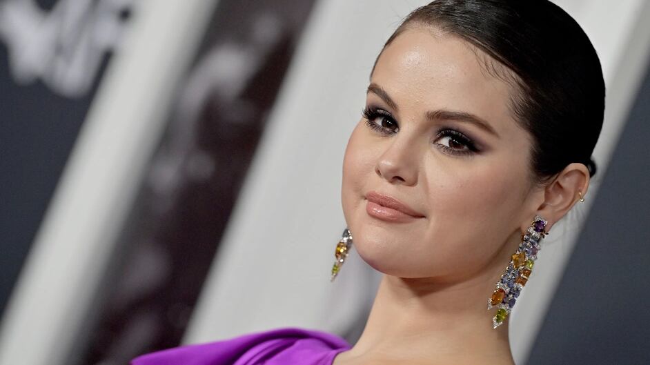 Selena Gomez ensina como usar os sapatos do momento de maneira simples e estilosa