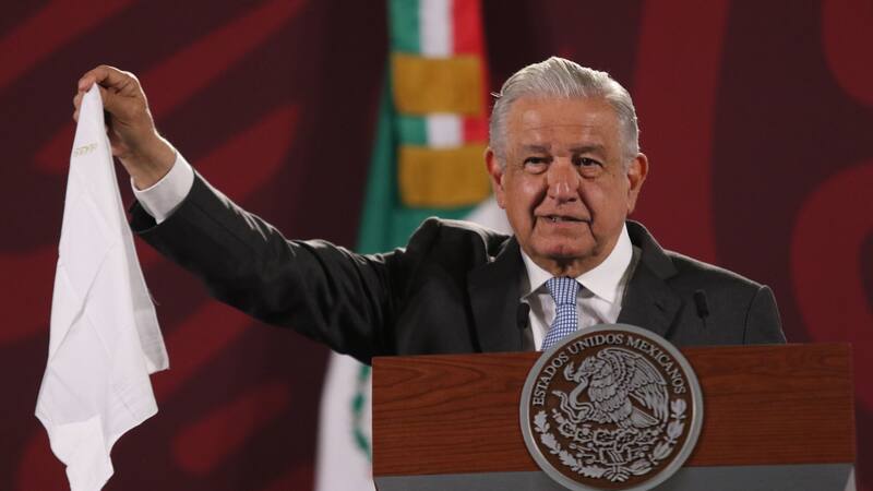 Andrés Manuel López Obrador, Presidente de México, sacó su pañuelo blanco cuando estaba hablando de la corrupción durante la mañanera.