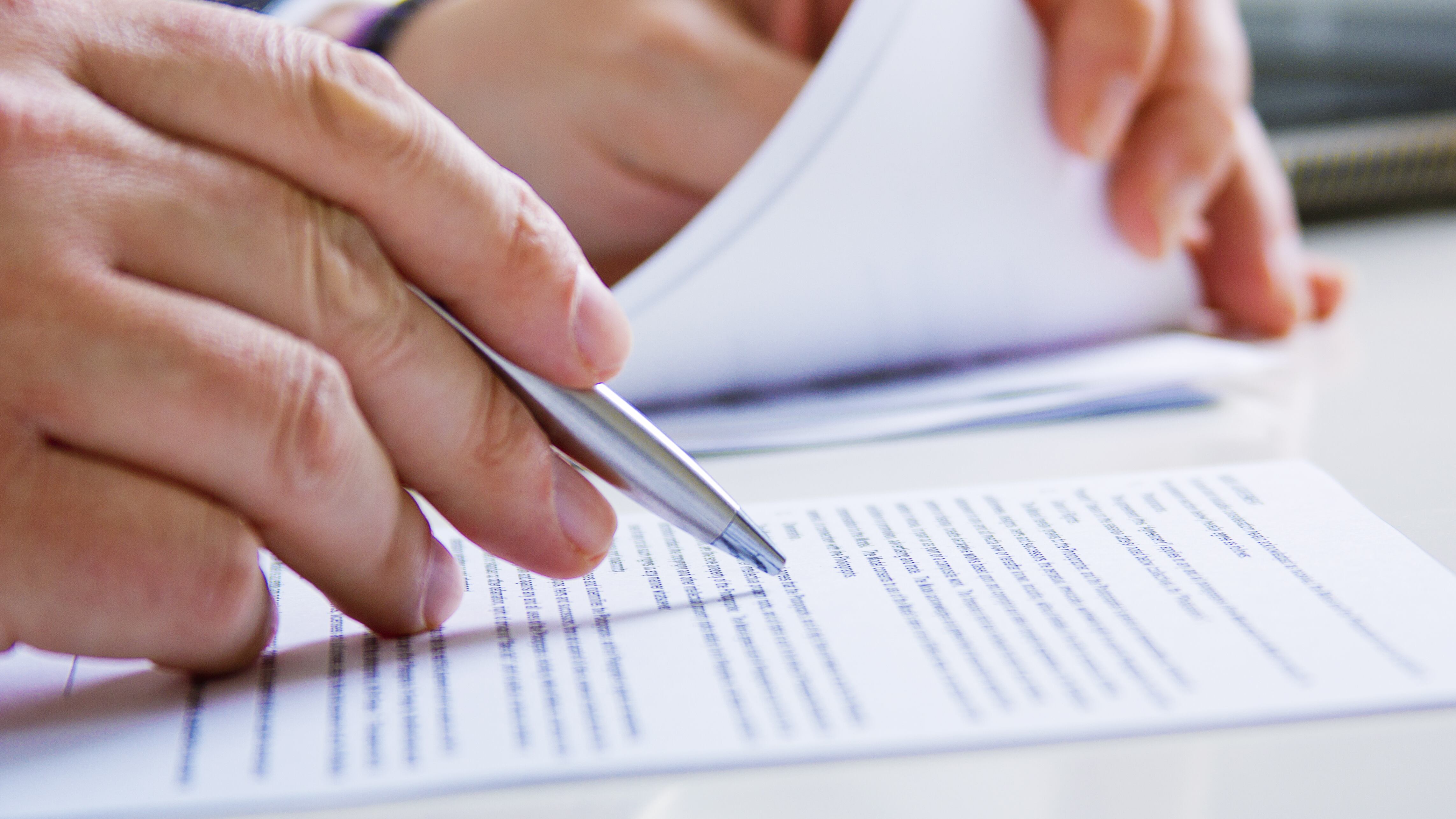 Un testamento es la mejor manera de ordenar los deseos del firmante, ya que se hace constar de forma legal que su voluntad se cumplirá cuando fallezca, facilitando el reparto de los bienes y evitando problemas a familiares y allegados. Fotos: Freepik y Unsplash.