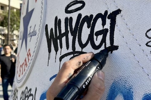 Converse gigantesco se convierte en un inesperado lienzo urbano