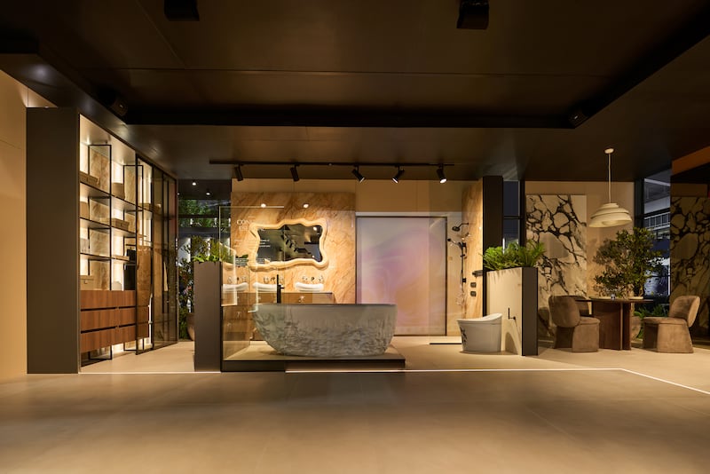 Interceramic presentó el stand más inmersivo de la exposición. Su propuesta, inspirada en los sentidos y en la conexión humana con los espacios, reafirmó su compromiso con la innovación, la sustentabilidad y el arte del diseño
