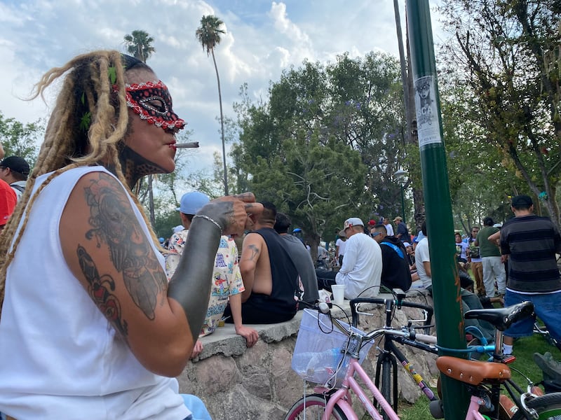 Mary, hace unos 10 años es consumidora. Considera que espacios así jamás los imaginó cuándo era más joven. Tiene 40 y ahora considera que no se debe perseguir el consumo.