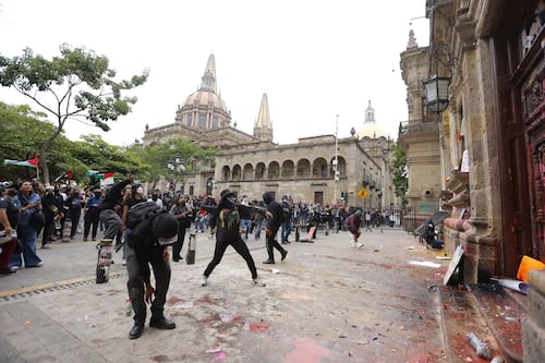Encapuchados desatan horas de destrozos en Guadalajara tras la marcha por el agua