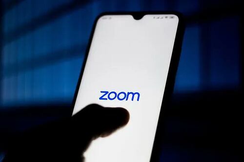 Usuarios explotan en redes sociales con la caída de Zoom; no pueden entrar a sus reuniones
