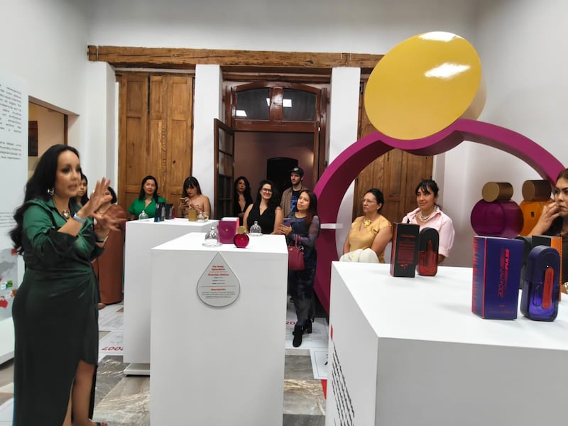 La nueva muestra del Museo del Perfume (MUPE) rinde homenaje a más de un siglo de historia de Avon, revelando cómo sus fragancias han marcado generaciones, empoderado a mujeres y dejado huella en la memoria colectiva