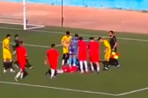 Futbolista muere en pleno partido tras recibir brutal patada