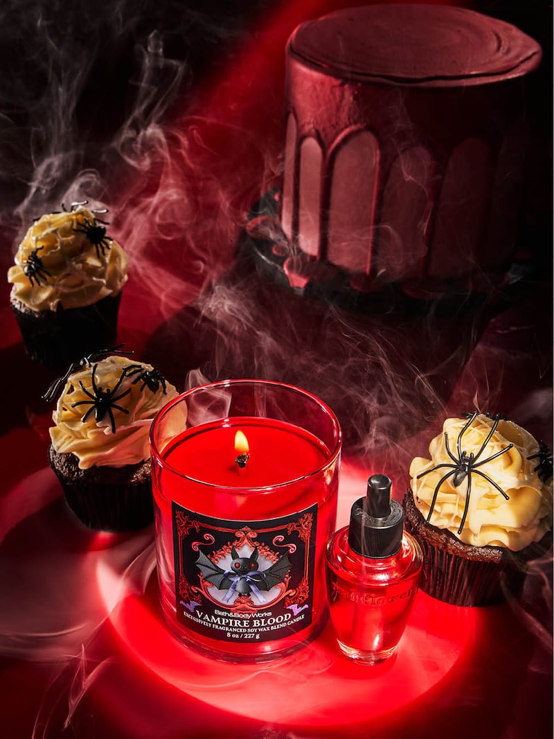 Fresas oscuras, ámbar brillante y manzanas acarameladas protagonizan la nueva línea de fragancias que rinde homenaje a la temporada más sensorial del año