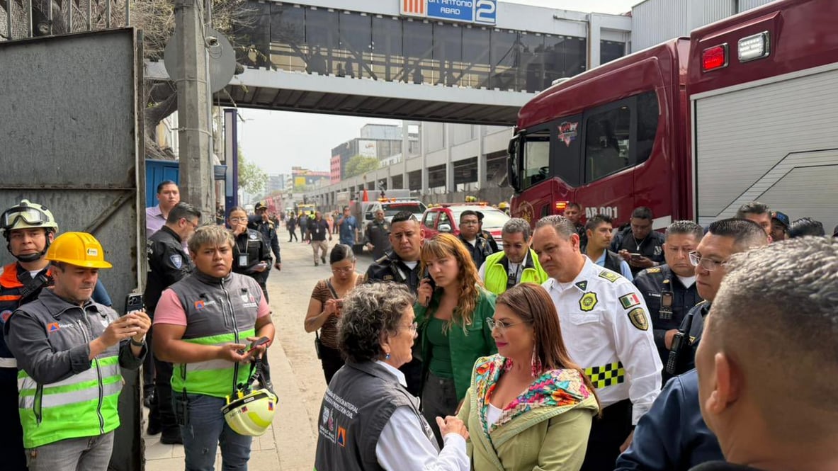 El derrumbe de un edificio en demolición en la colonia Tránsito obligó al cierre de carriles en Calzada San Antonio Abad