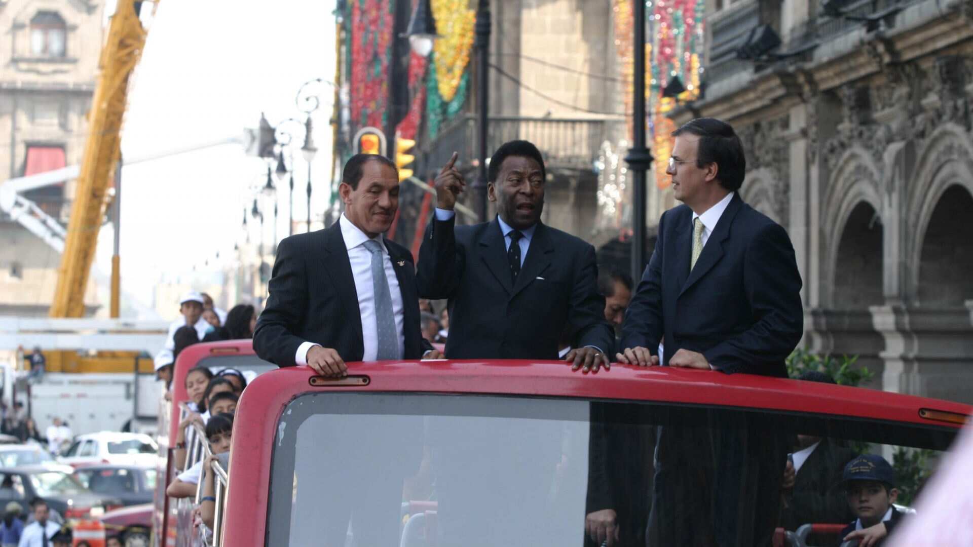 Edsón Arante Do Nascimento, fue nombrado huésped distinguido por el gobierno del DF, el astro del futbol viajó en el turibus por las calles de Centro Histórico.