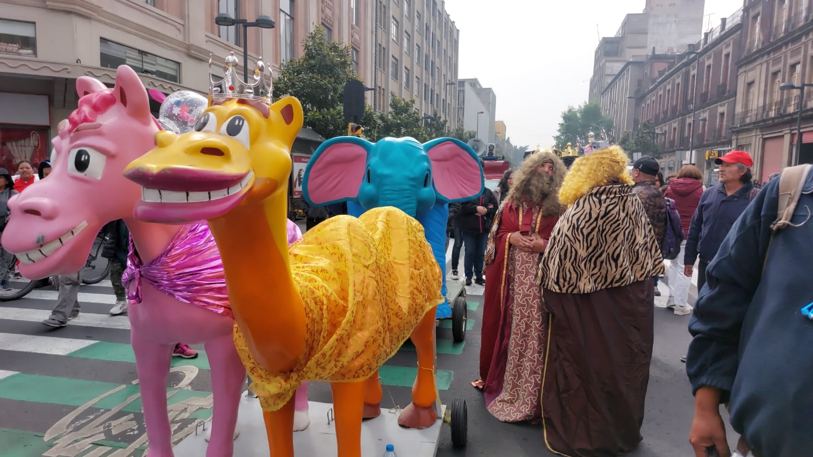 Reyes Magos se manifiestan para exigir espacio de trabajo en la CDMX