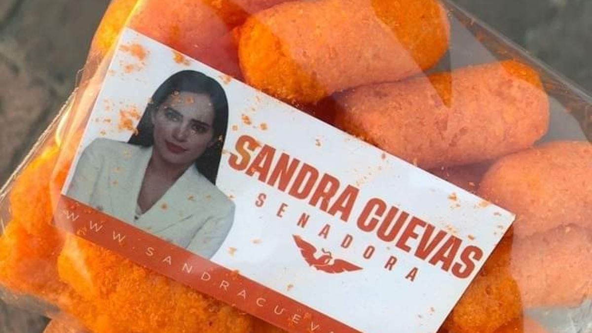 Chetos: Sandra Cuevas regala bolsas de frituras 'pirata' y la critican en redes sociales