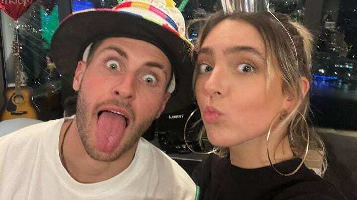 Santiago Giménez le pidió matrimonio a Fer Serrano en noviembre de 2022.