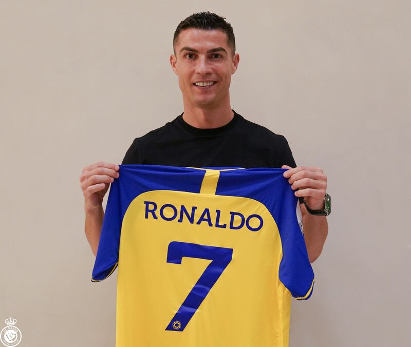 Cristiano Ronaldo posa con la playera de su nuevo equipo Al-Nassr de Arabia Saudita