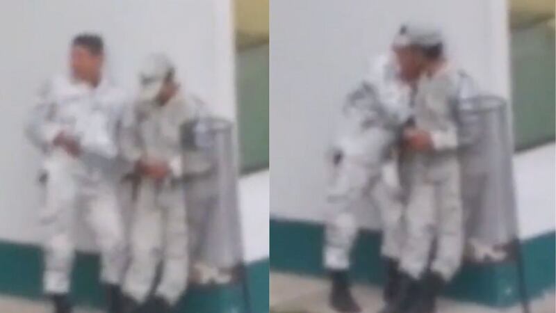 Como si nada hubiera pasado, después de su muestra de afecto, ambos soldados abandonaron el lugar