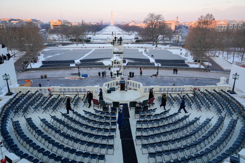 Los trabajos para alistar la ceremonia se aceleran a pesar del frío en la capital de Estados Unidos