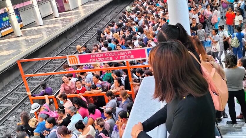 Usuarios detenidos en estación Pantitlán.