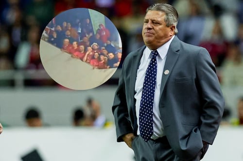 ¿Lo agredieron? Afición tica se le va encima a Miguel Herrera tras quedar fuera del Mundial