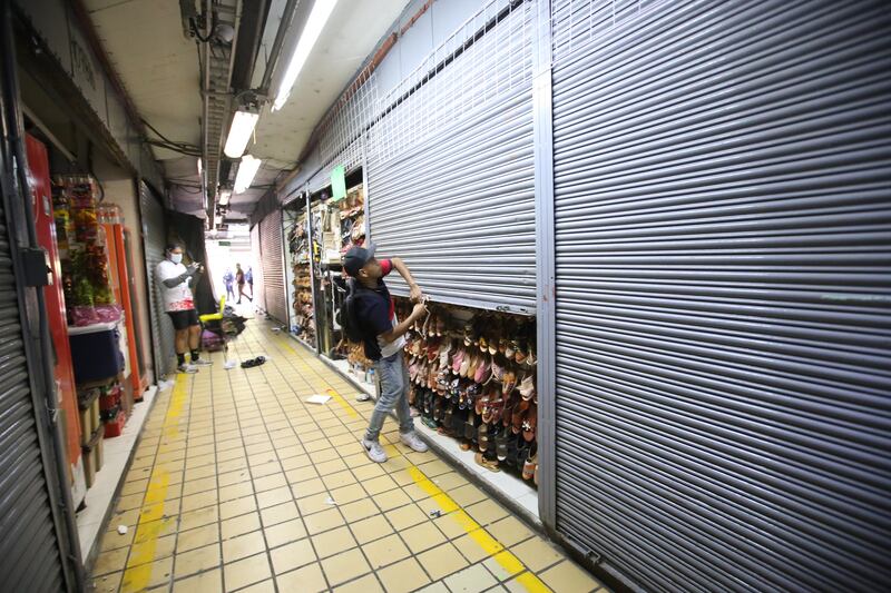 En la plazoleta a espaldas del mercado continúa la entrega de despensas a los damnificados por el incendio.