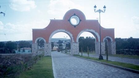 Luego del hallazgo del cuerpo de una mujer con huellas de violencia y calcinada en avenida Los Alpes en el Fraccionamiento Los Alpes en el municipio de Unión de San Antonio, la Fiscalía del Estado de Jalisco ya investiga los hechos bajo el protocolo de feminicidio, para esclarecer esta muerte.