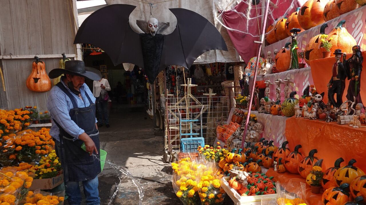 Las familias arman “coperachas” para costear las ofrendas y en casos extremos reducirán el festejo a flores y una veladora, reveló la Alianza Nacional de Pequeños Comerciantes.