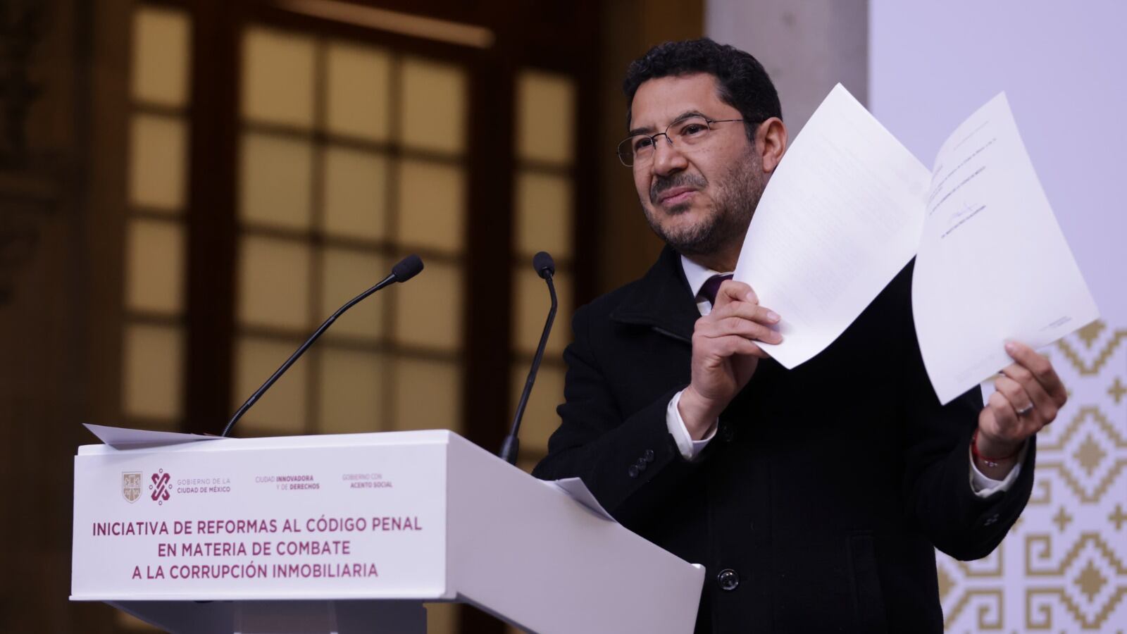 Martí Batres presentó la iniciativa para tipificar y sancionar la corrupción inmobiliaria.