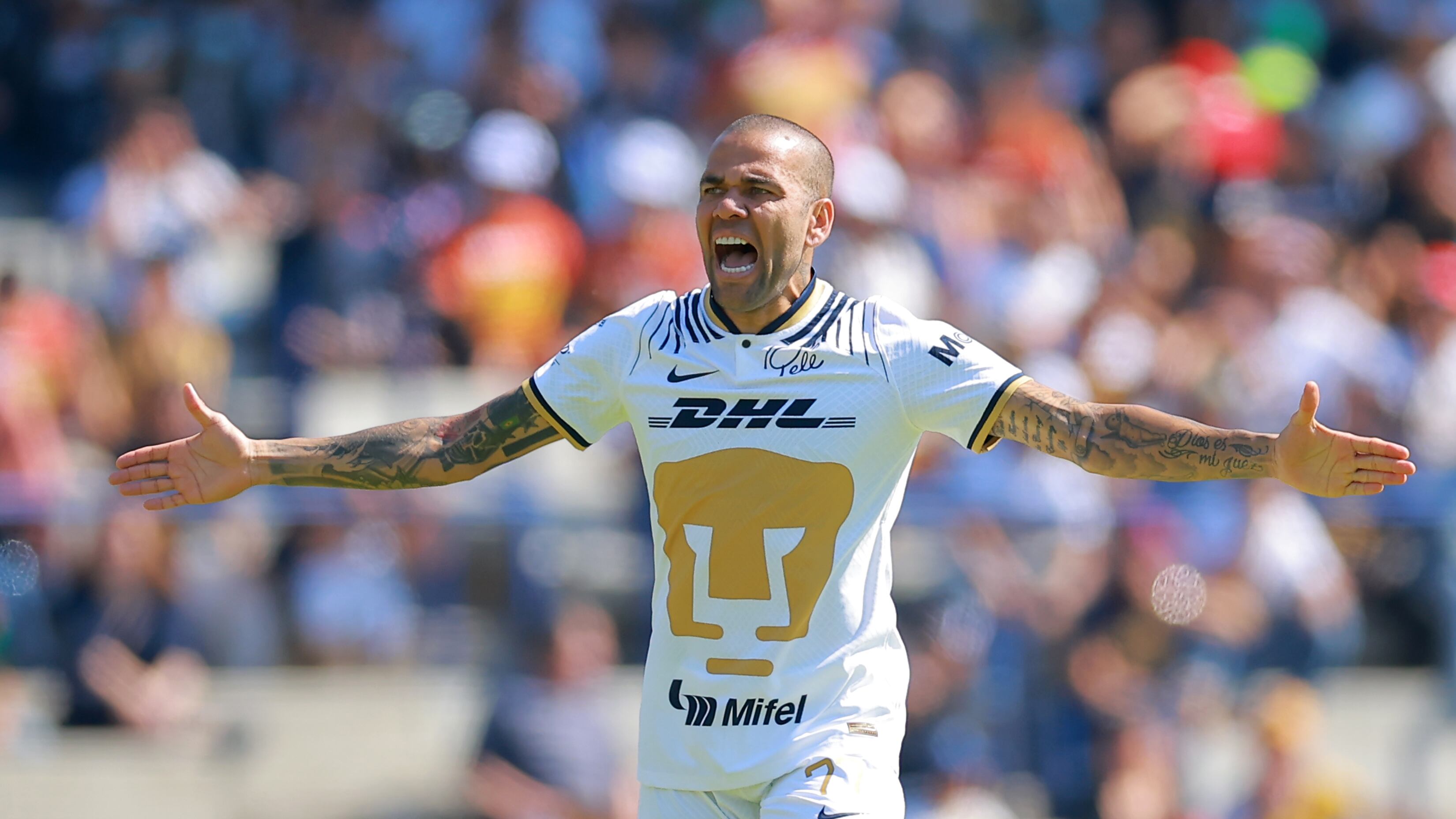 Dani Alves jugó un semestre con Pumas.