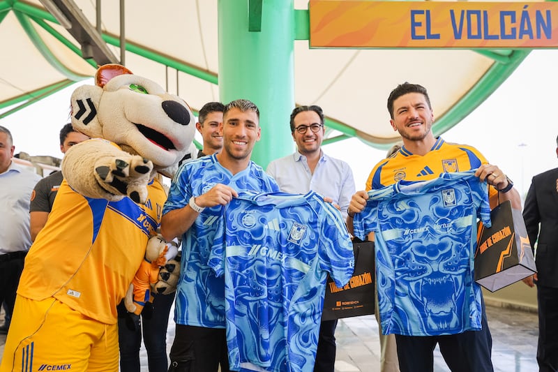 El jugador del Club Tigres, Fernando Gorriaran le entregó al gobernador el nuevo jersey oficial del equipo.