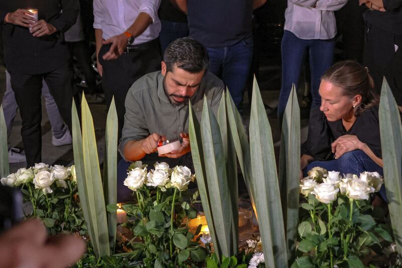 Máynez dejó una veladora en el lugar donde perdieron la vida nueve personas.