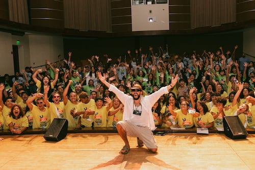 ¡Sorpresa! Bad Bunny visita el campamento “Un verano contigo” de su fundación