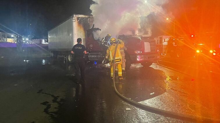 Quema de tráiler en Uruapan, Michoacán.