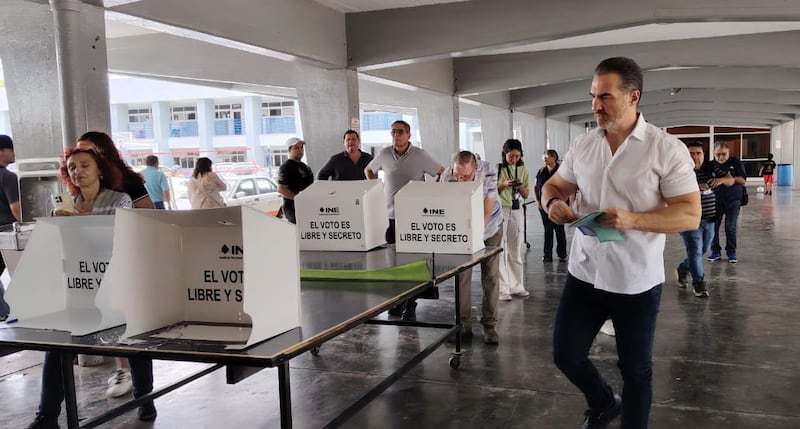 Adrián de la Garza votó en el CUM.