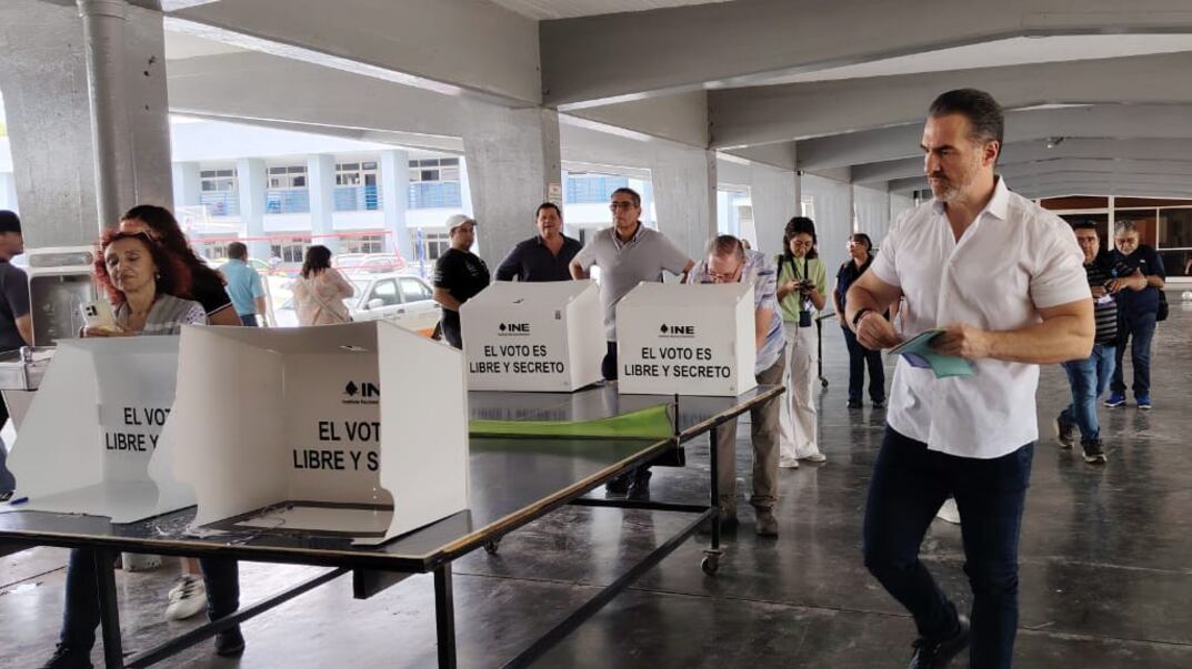 Adrián de la Garza votó en el CUM.