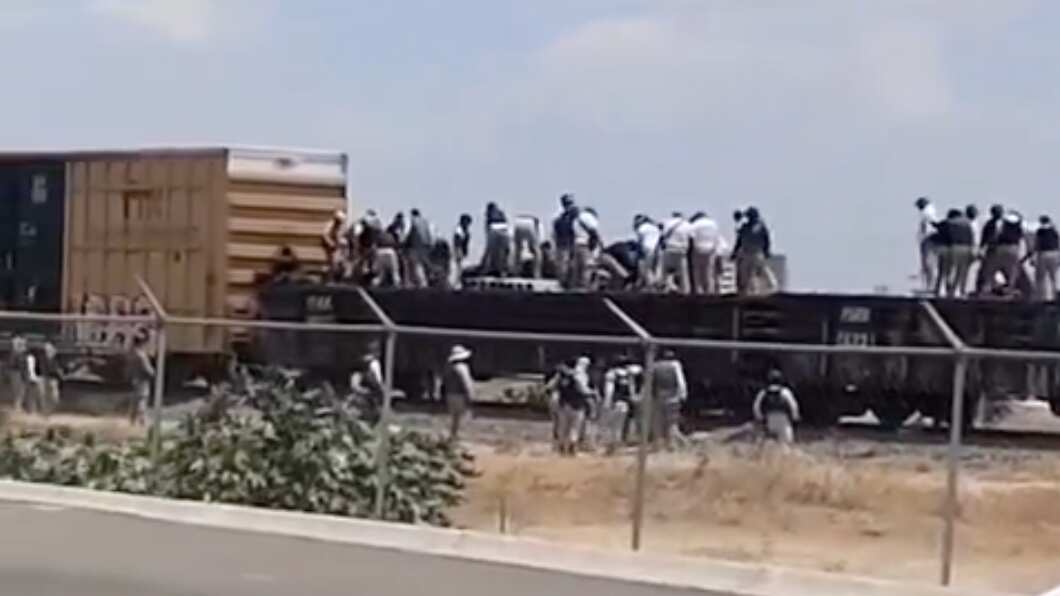 Agrede a migrantes en vías del tren.