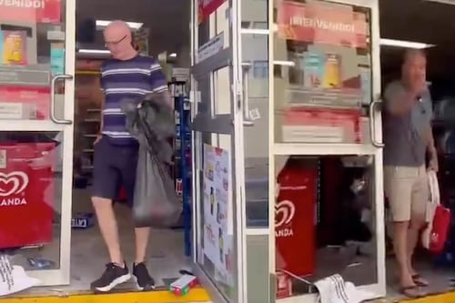 Video: ‘gringos’ aprovechan vandalismo del CJNG para saquear un negocio en Puerto Vallarta