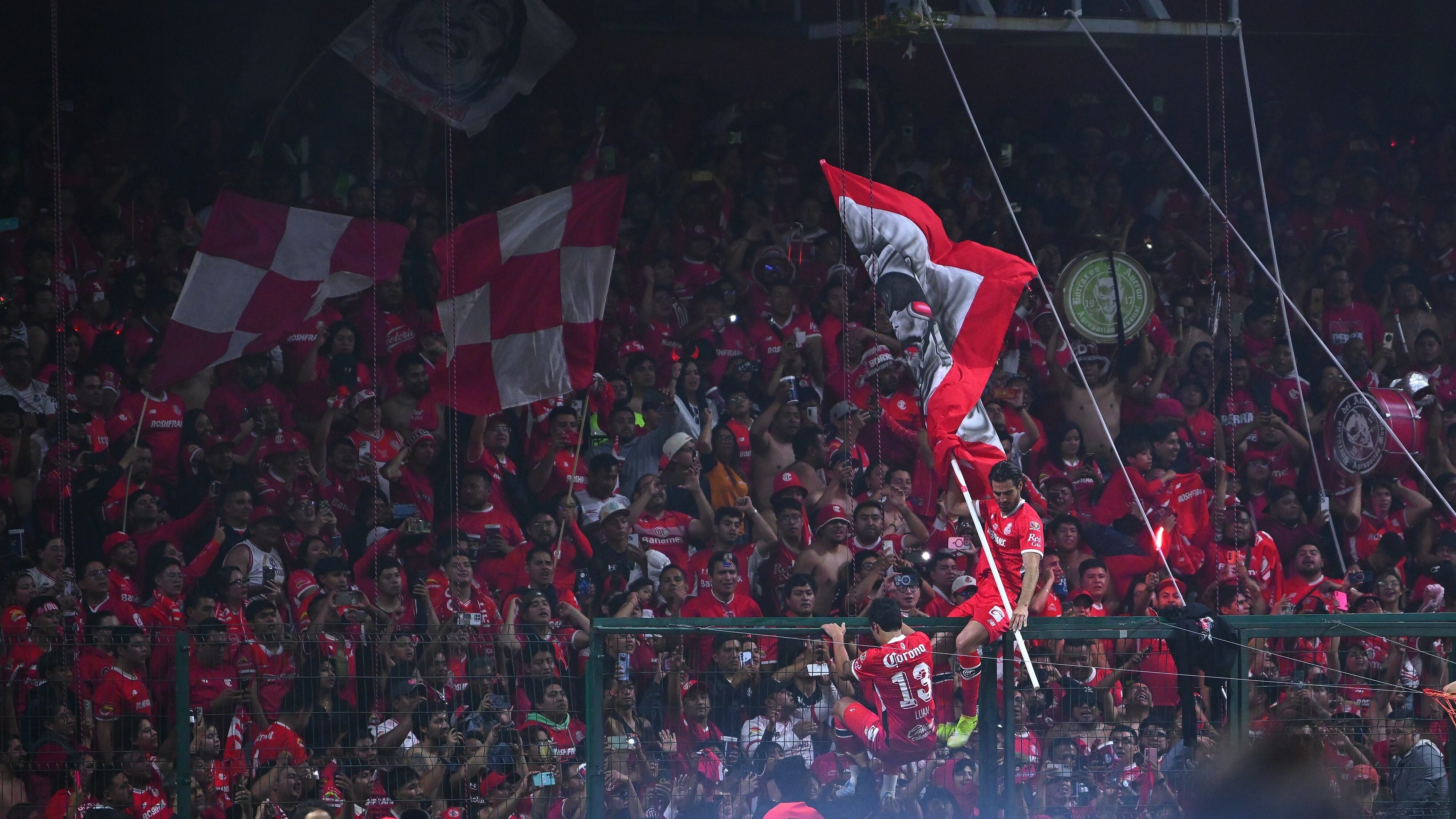 Aficionados del Toluca golpearon a ladrón.