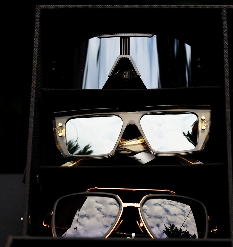 Te damos algunos tips para escoger tus gafas de sol y cómo cuidar tus ojos de los rayos UV. Además una propuesta innovadora para adquirir lentes de marcas de lujo