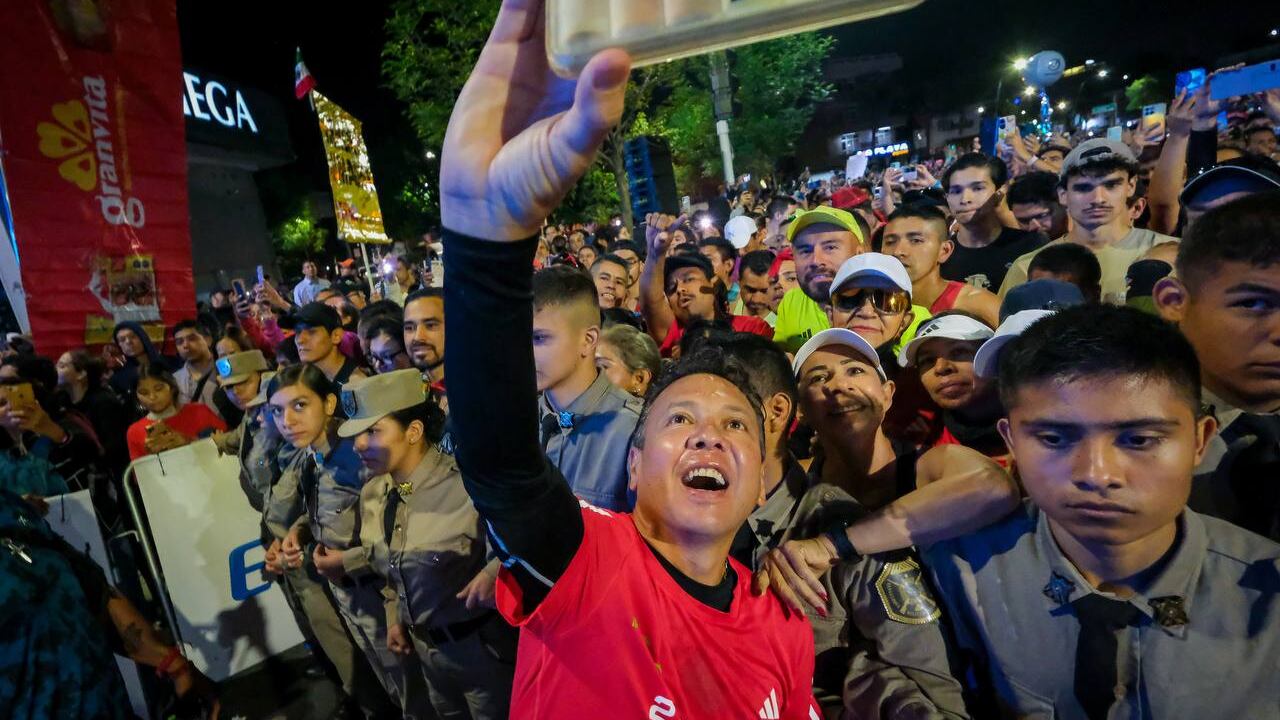 Pablo Lemus participa en carrera deportiva.