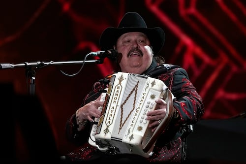 Dos demandas millonarias contra su hijo ensombrecen la despedida de Don Ramón Ayala