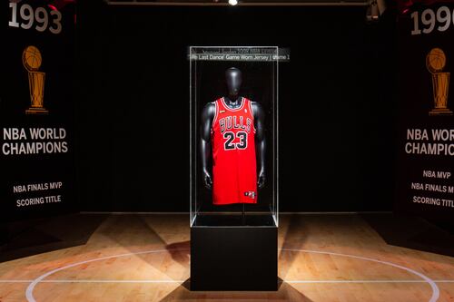 ¡Histórico! Jersey de Michael Jordan se vende en más de 200 millones de pesos