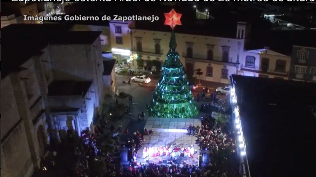 El árbol de Navidad es de los más grandes del país