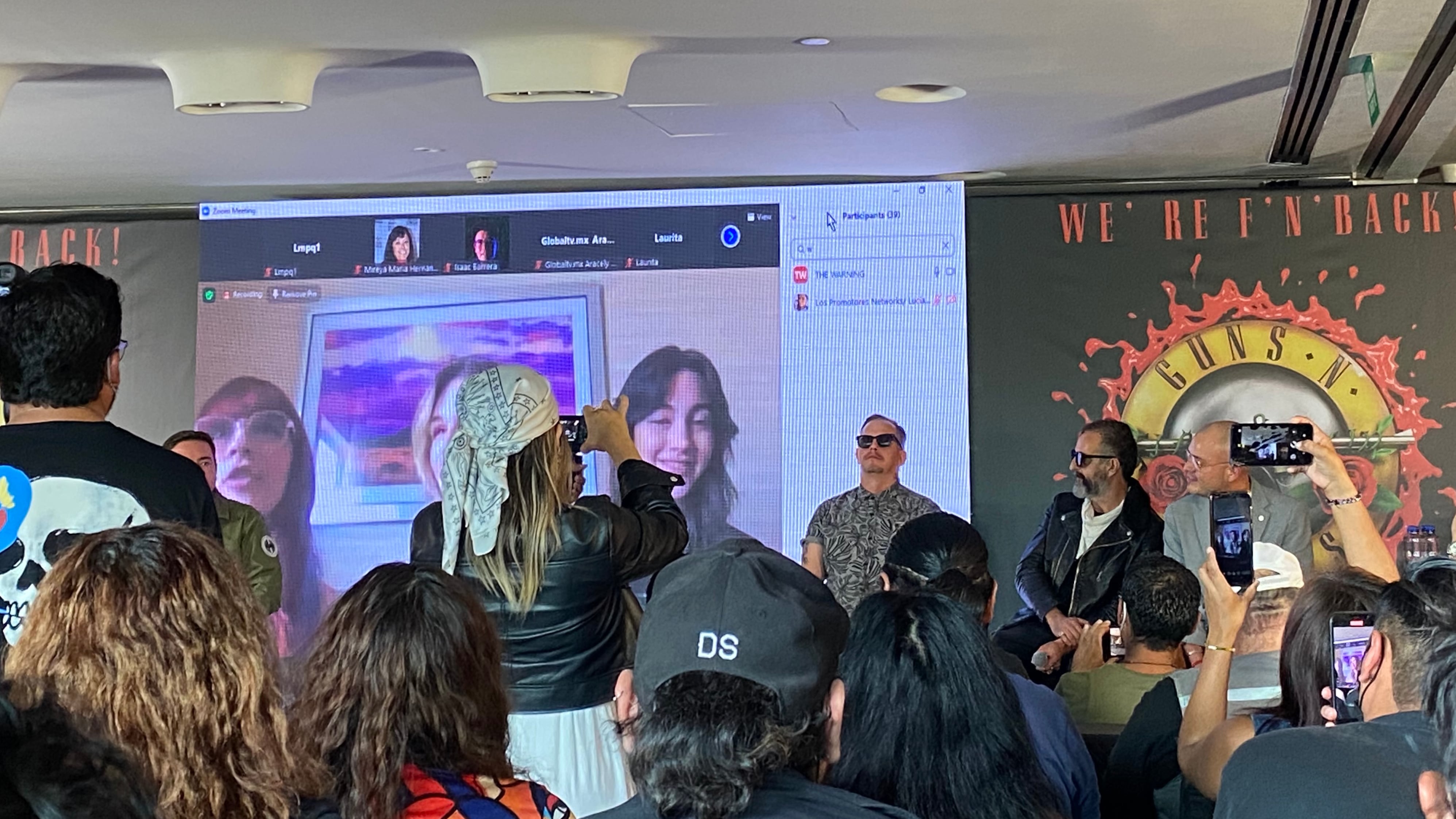 "The Warning" y "Molotov" en la conferencia de prensa de “Guns N’ Roses”. / Foto: Paloma Takahashi.