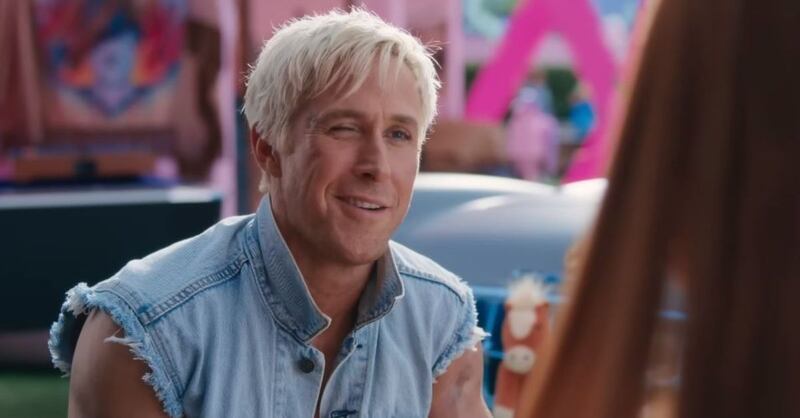 Ryan Gosling guiñando el ojo en la película 'Barbie'