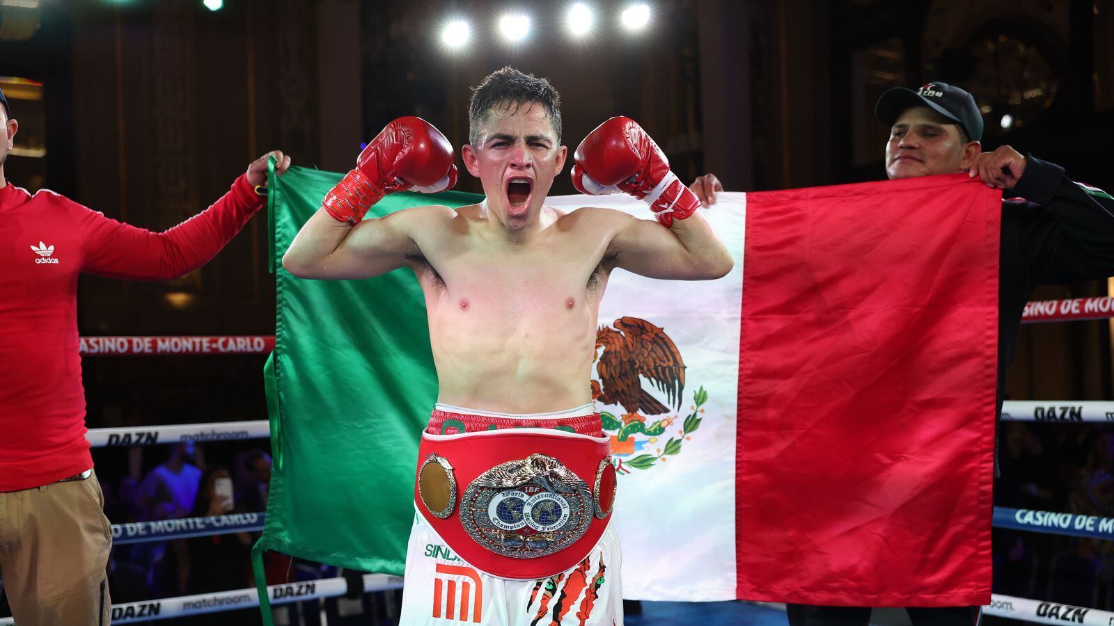 Adrián Curiel es nuevo campeón de peso minimosca de la FIB.