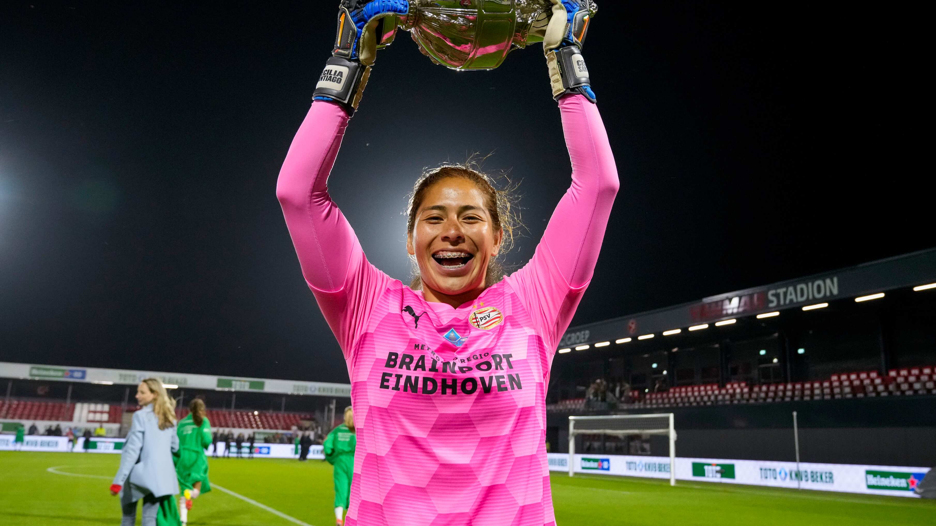 Cecilia Santiago deja al PSV para regresar a la Liga MX Femenil