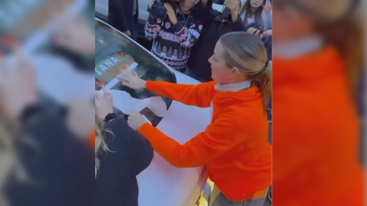 Rodríguez comenzó la mañana de este jueves con la pega de calcas en Monterrey.