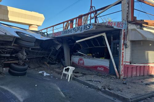 Tráiler choca contra mercado en la colonia Moderna, hay dos heridos