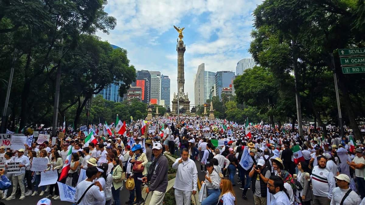 Marchan del Ángel de la Independencia al Senado de la República en defensa del PJF antes del informe de AMLO