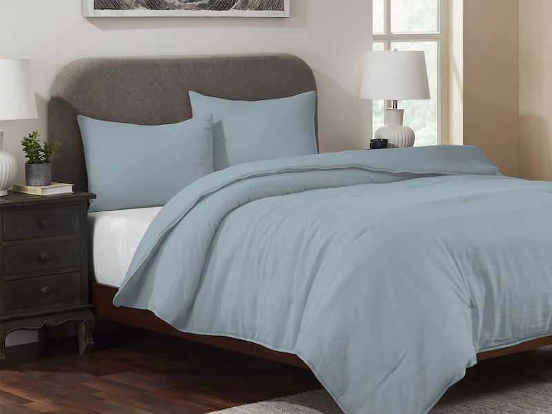 Recámara moderna con cama matrimonial y ropa de cama en tonos claros durante el Hot Sale Sears 2026