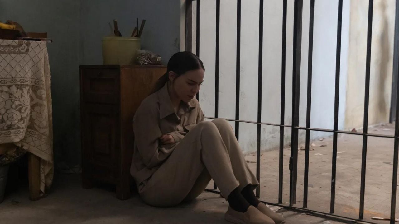 El conductor le hizo un comentario que no le agradó a la aspirante a edecán, según la serie Quién lo mató.