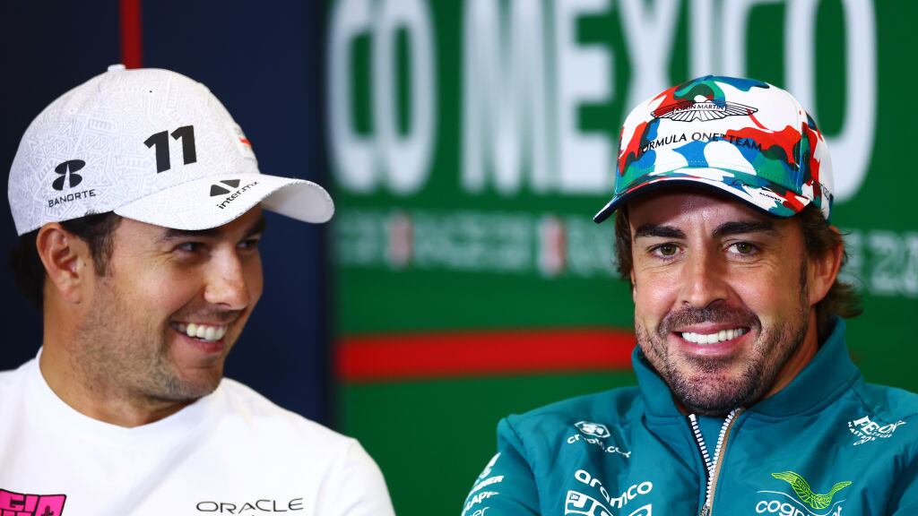 Checo Pérez y Fernando Alonso podrían ser compañeros de equipo en 2025.